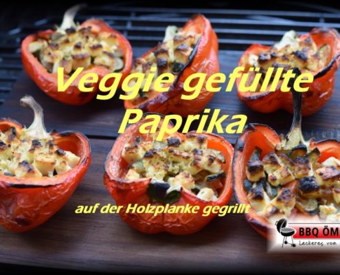 Vegetarisch gefüllte Paprika auf der Holzplanke gegrillt 1