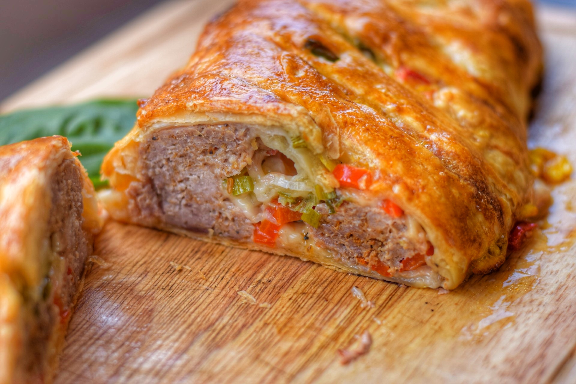 Hackfleisch Blätterteig Strudel aus dem Grill - BBQ Ömer