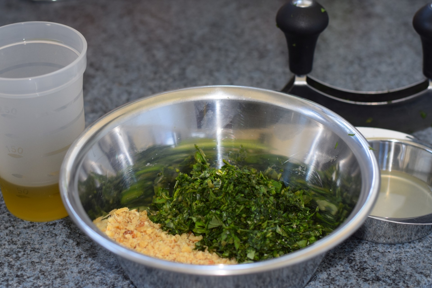 Basilikum Pesto mit Walnüssen ganz einfach + sehr lecker