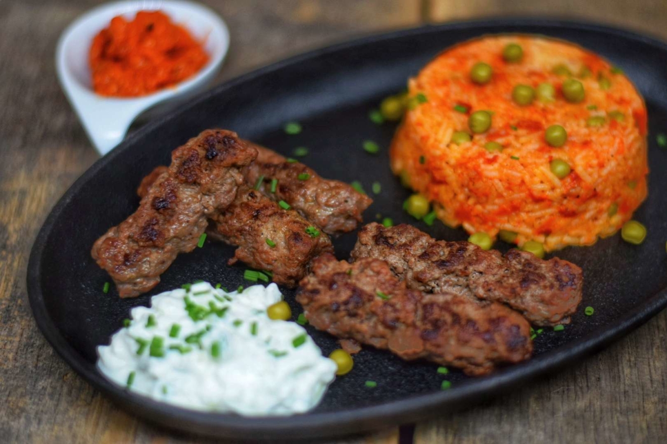 Cevapcici Mit Djuvec-Reis, Ajvar Und Tzatziki - Der Klassiker Aus Der ...