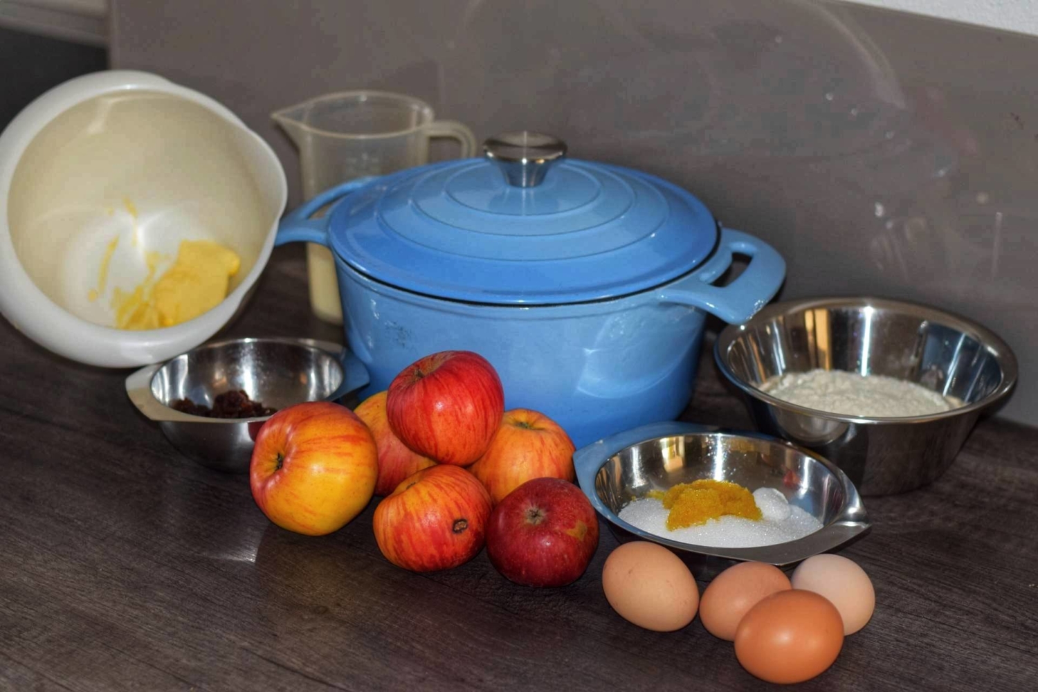 Oma´s Apfelauflauf - aus dem Gusstopf - BBQ Ömer Oma´s Apfelauflauf - aus dem Gusstopf - BBQ Ömer