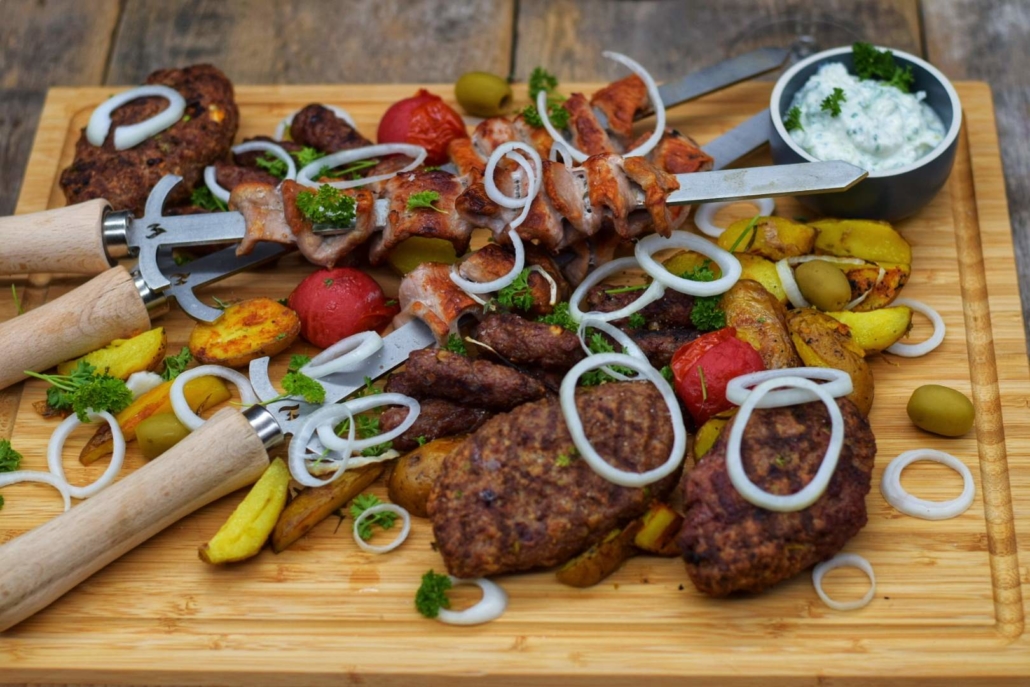 griechischer Grillteller mit Bifteki, Souvlaki und mehr - BBQ Ömer